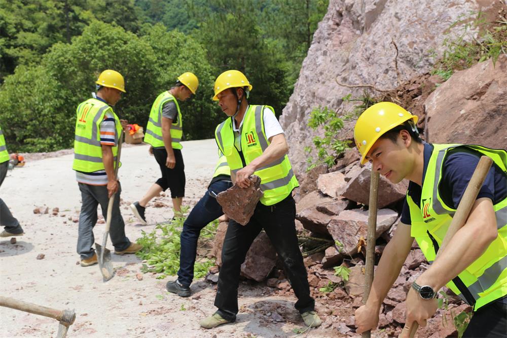 福建晉恒建設工程有限公司前往錢園橋大隊塹上村搶險救災