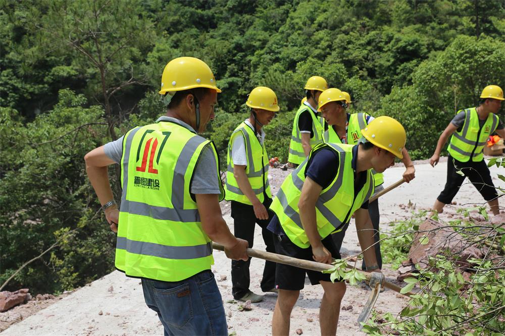 福建晉恒建設工程有限公司前往錢園橋大隊塹上村搶險救災