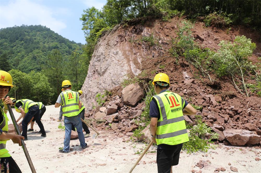 福建晉恒建設工程有限公司前往錢園橋大隊塹上村搶險救災