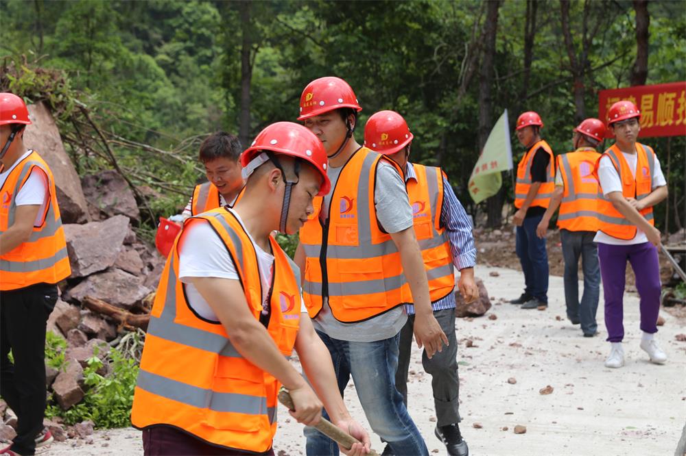 福建易順建筑工程有限公司前往錢園橋大隊塹上村搶險救災(zāi)