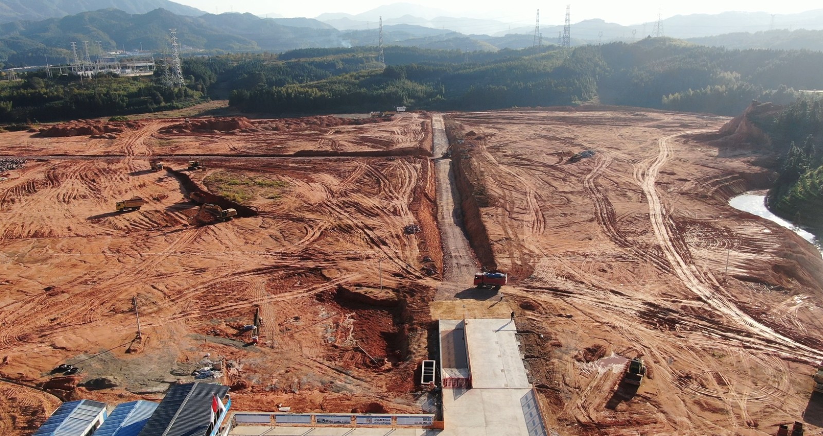 松溪縣三和循環經濟產業園標準化廠房建設項目三通一平進展順利