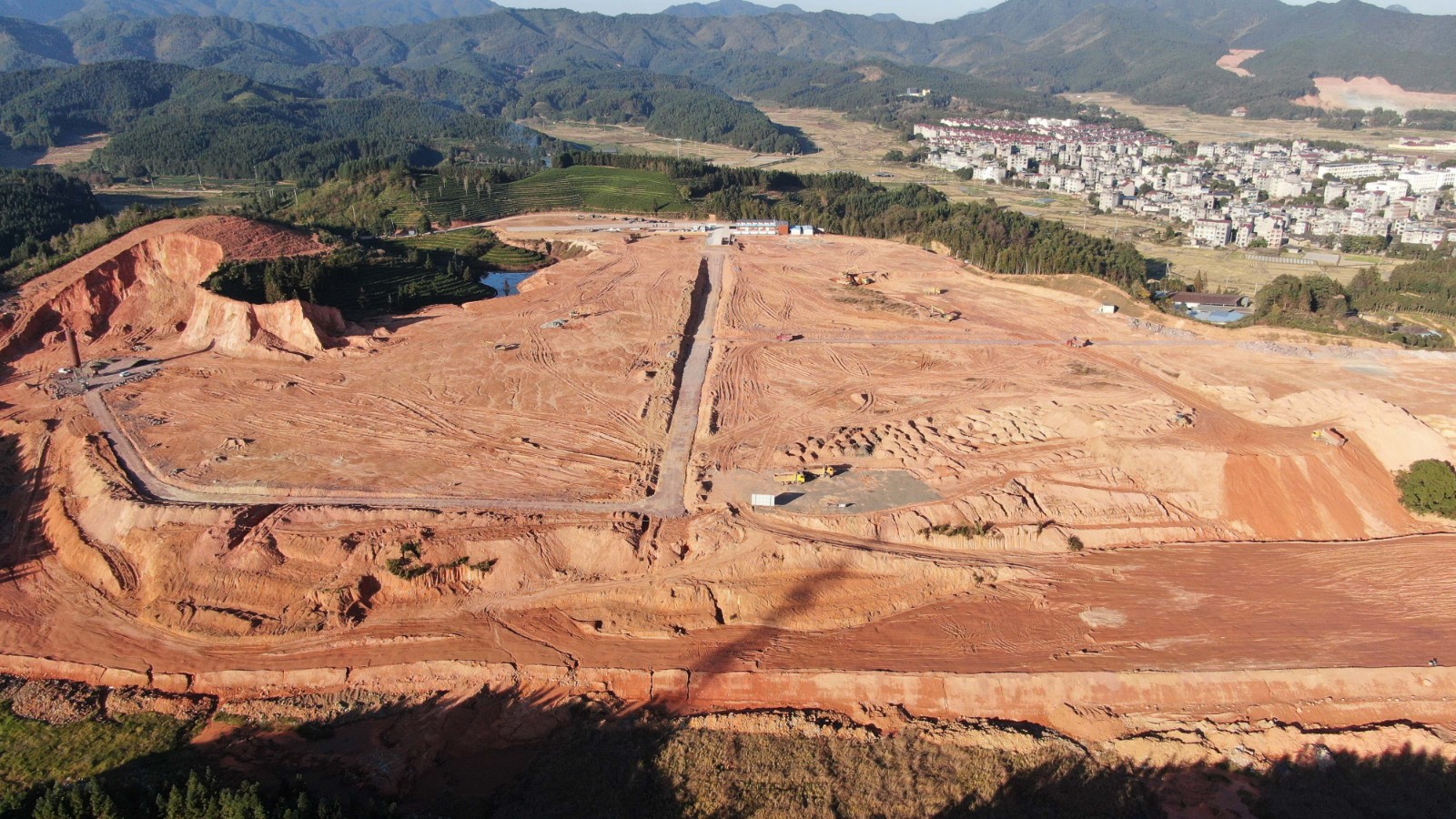 松溪縣三和循環經濟產業園標準化廠房建設項目三通一平進展順利