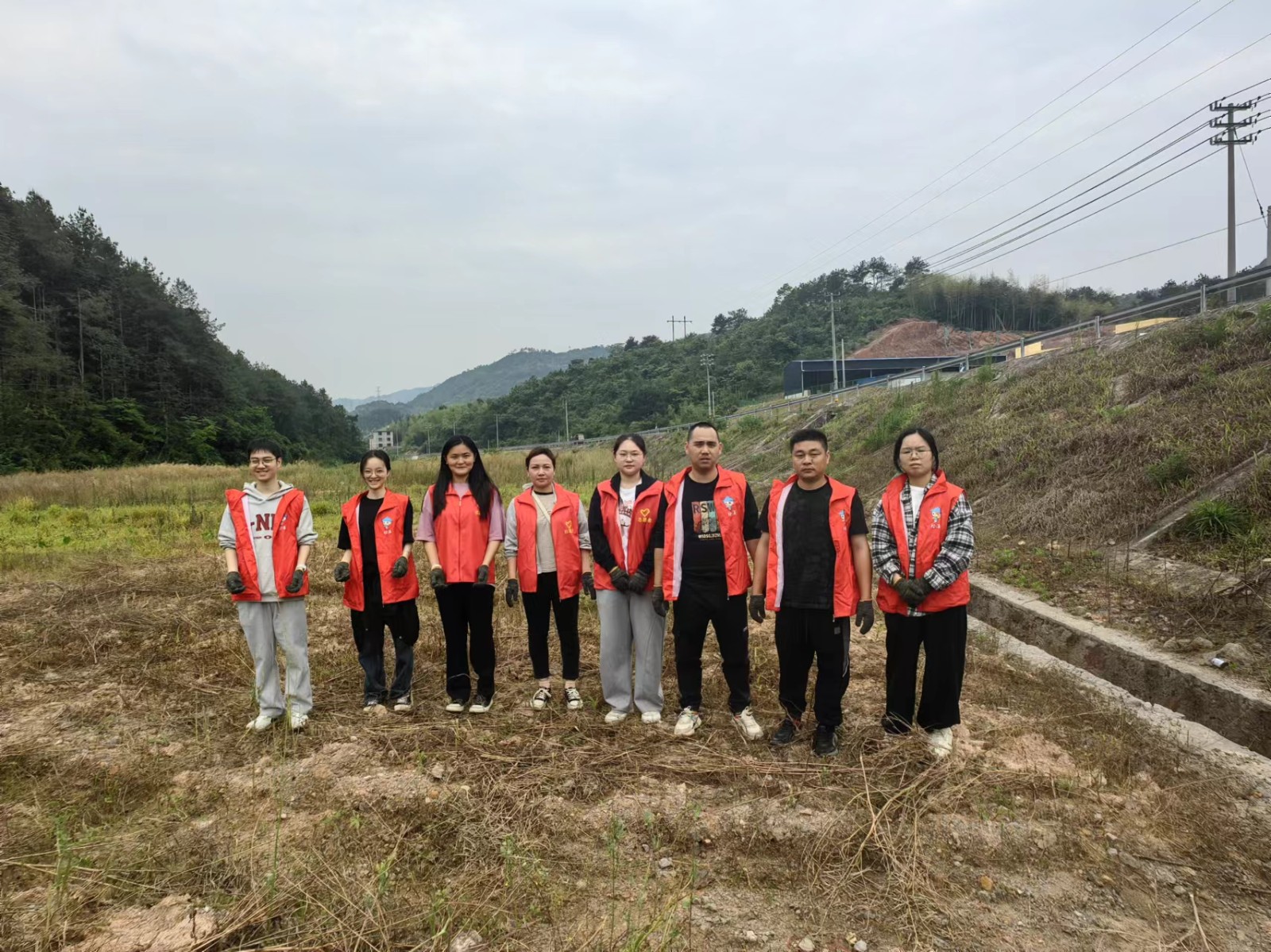 易順建工集團有限公司入黨積極分子參加南門村、錢園橋村撂荒地整治活動