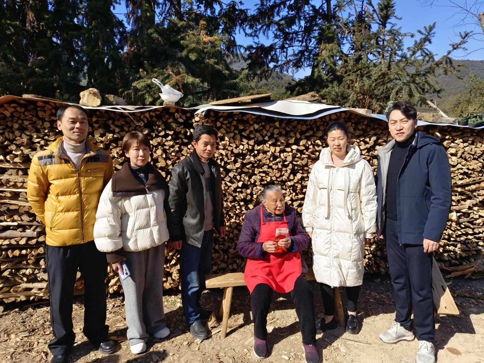 易順建工集團“暖心行”——走訪慰問老黨員和生活困難群眾